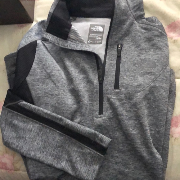 North Face Performance pullover - Picture 4 of 4